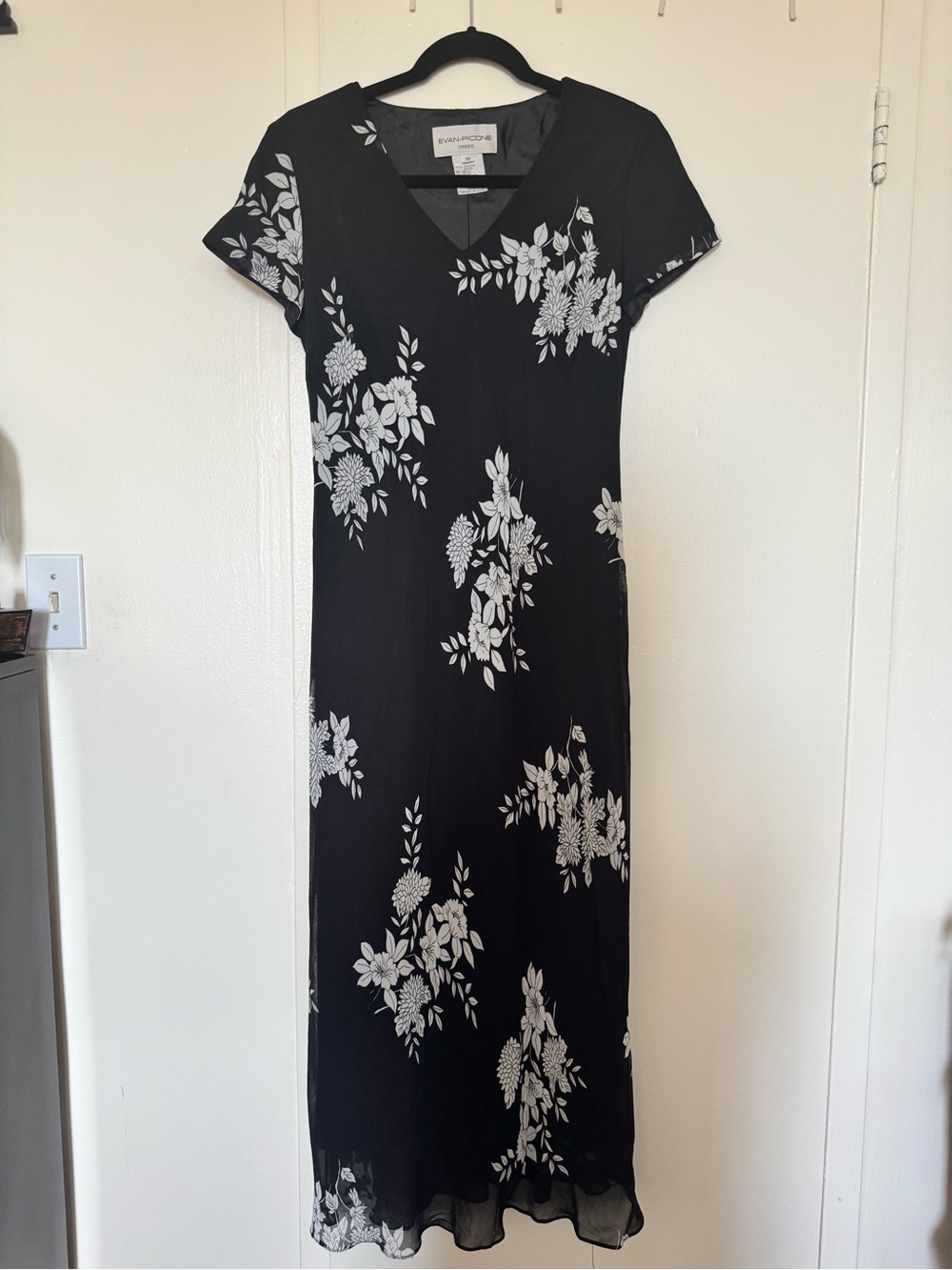 Evan Picone Black and White Floral V‑Neck Maxi Dress